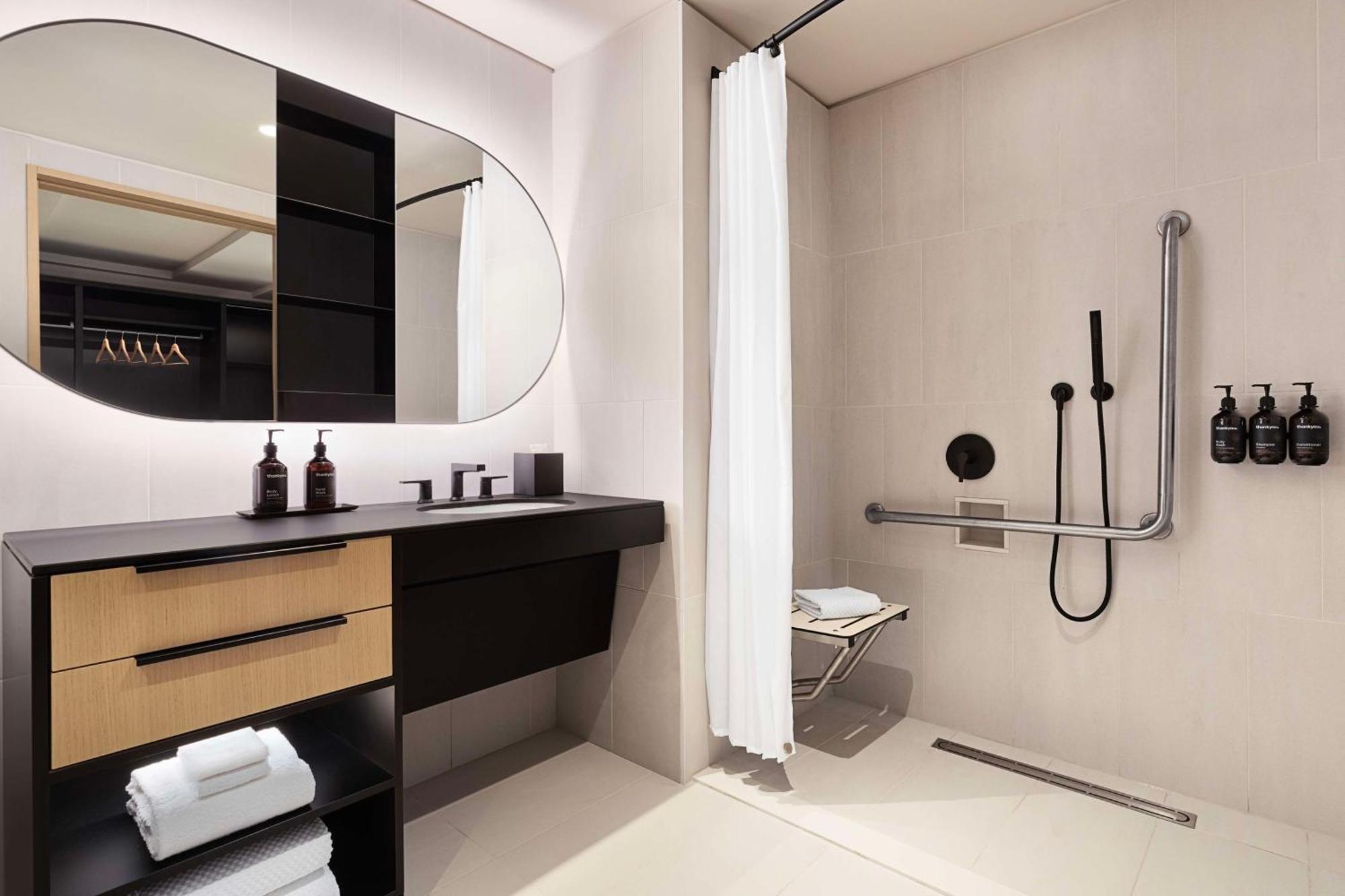 Canopy By Hilton Toronto Yorkville ภายนอก รูปภาพ